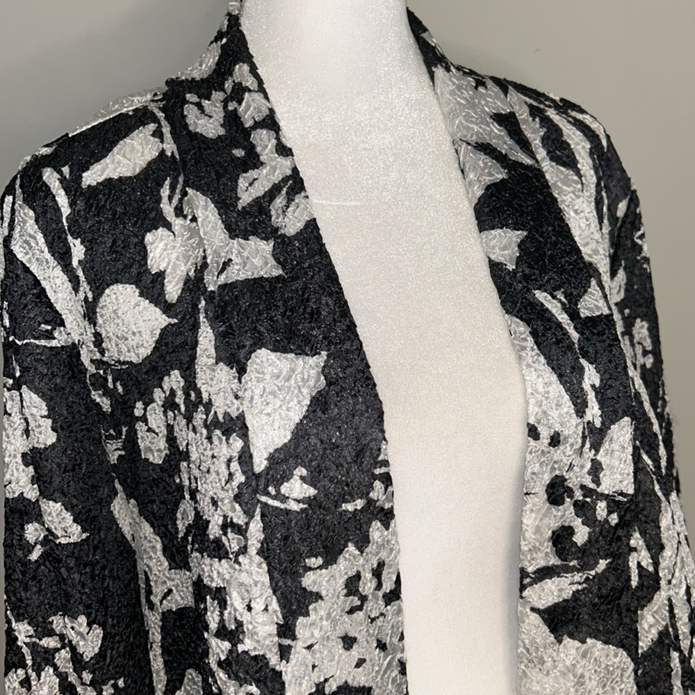 Chico’s Black & White Floral Open Front Cardigan/Jacket | Travel-Friendly | 2 - Picture 7 of 9